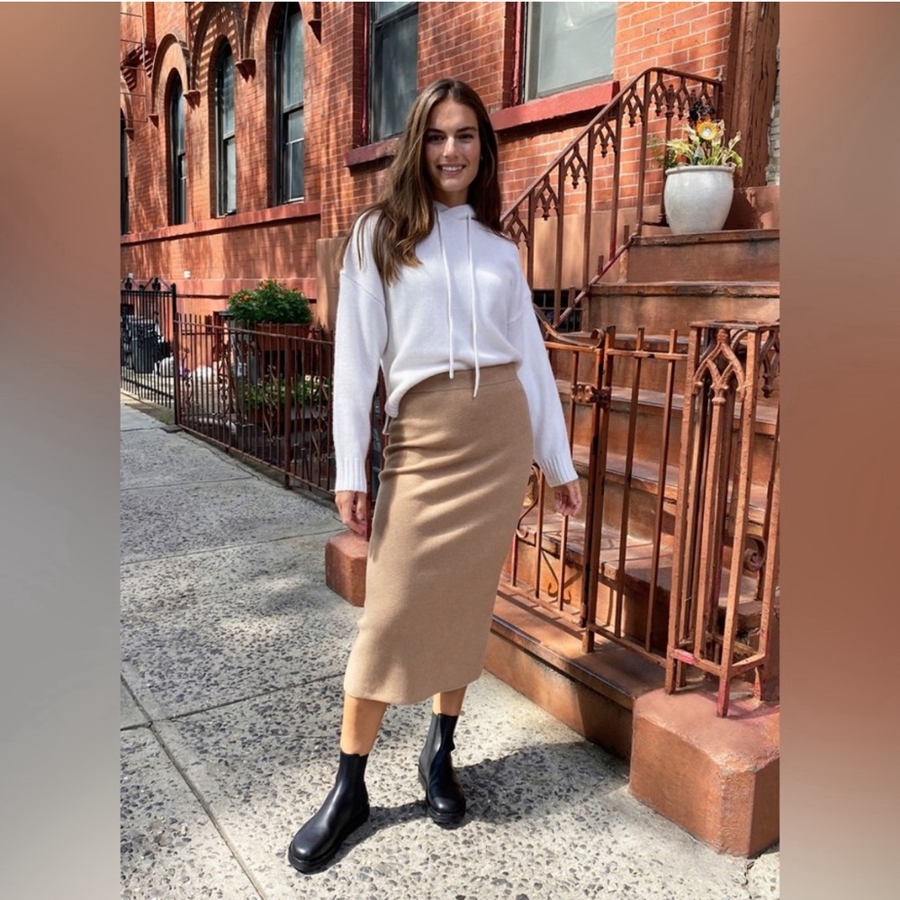GUC Group Babaton brown tan johan skirt
Size- Small